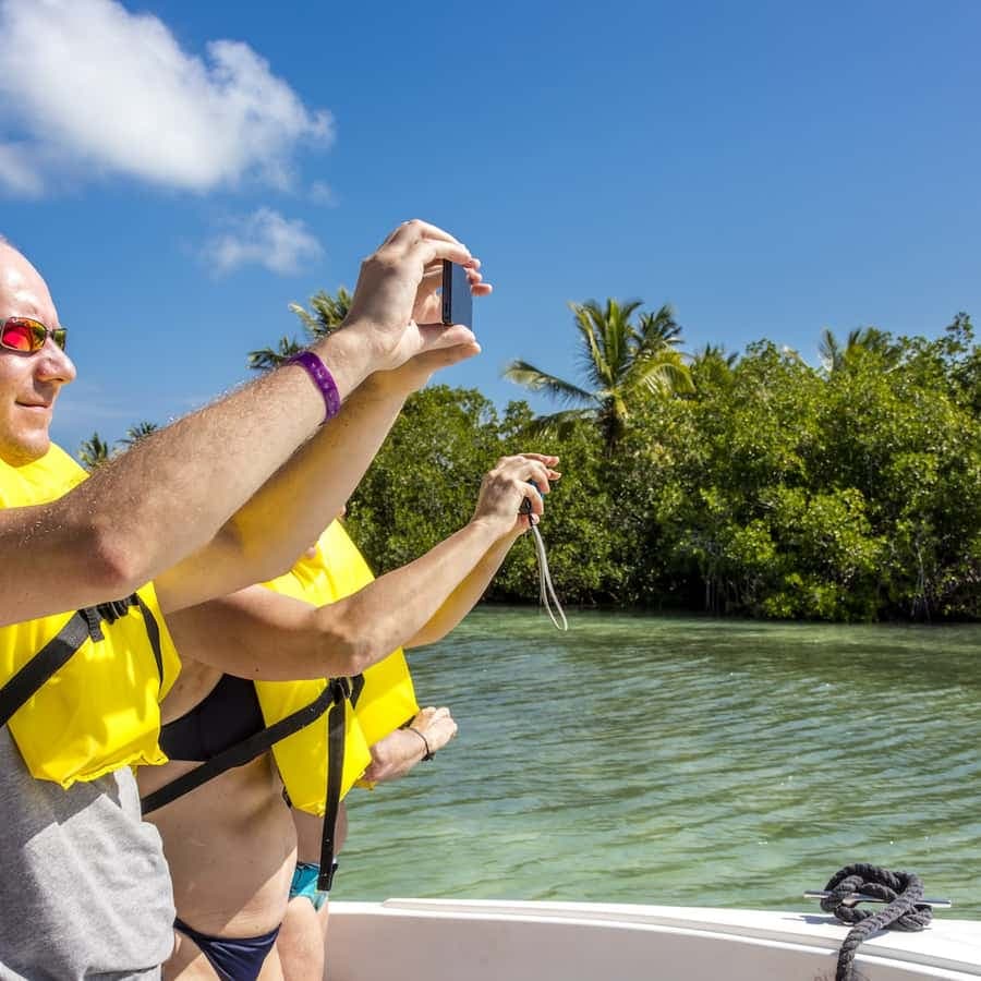 Von Punta Cana: Katamaran-Kreuzfahrt zur Insel Saona mit Mittagessen — Guided tour and outdoor activity